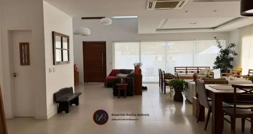 Luxuosa casa em condomínio à venda em Vargem Pequena, Rio de Janeiro-RJ. 5 quartos, 4 suítes, 5 salas, 5 banheiros, 1 vaga, 336m².