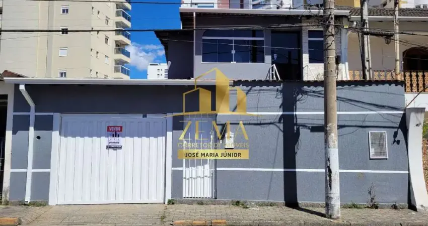 Sobrado com 363 m2, 03 suites, varias vagas de garagem, piscina.