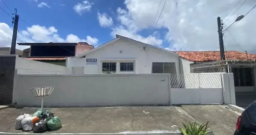 Venda de Excelente Casa no Cajueiro – Parte Alta | Financiável! 4 quartos