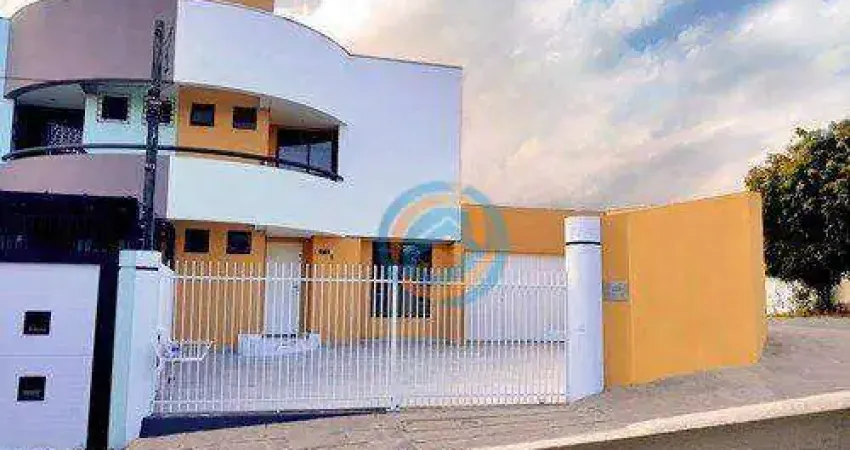 Sobrado com 3 dormitórios à venda, 160 m² por R$ 670.000 - Xaxim - Curitiba/PR