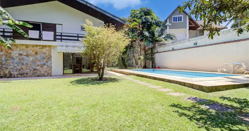 Casa Térrea à venda com 5 quartos, sendo 4 suítes, em Interlagos, São Paulo, SP
