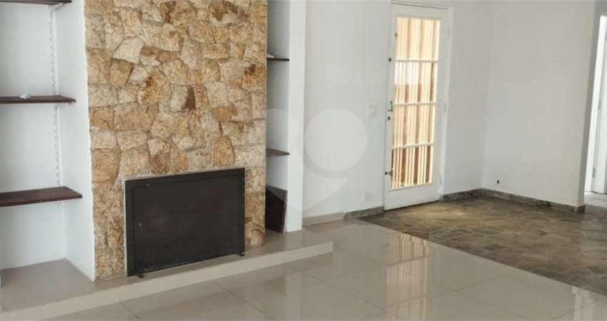 Casa térrea com 3 quartos à venda em Vila Anhangüera - SP