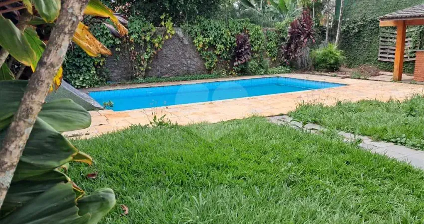Sobrado com 4 quartos para locação em Interlagos - SP
