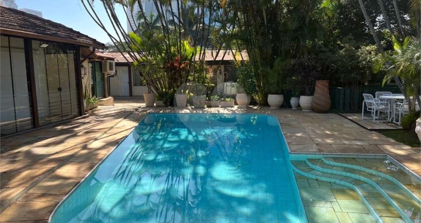 Casa térrea com 5 quartos para locação em Vila Cordeiro - SP
