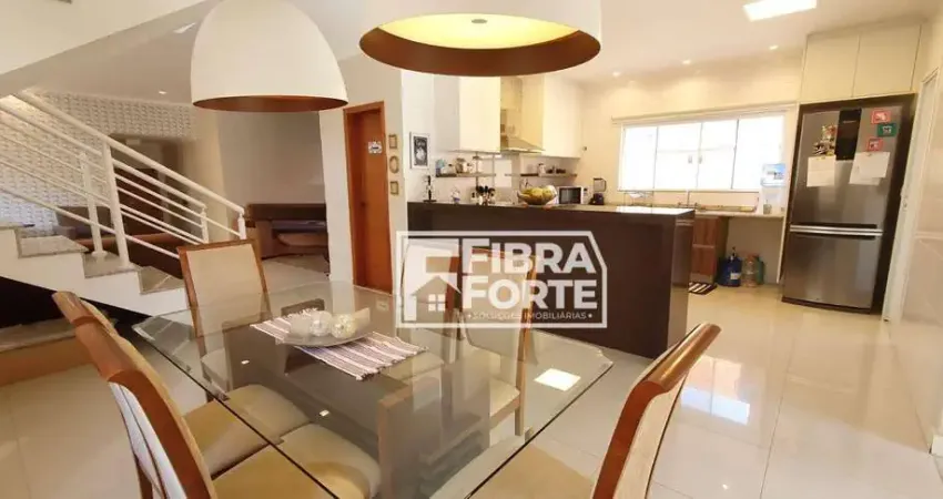Casa para venda em condomínio fechado em Valinhos com 3 suítes e píscina.
