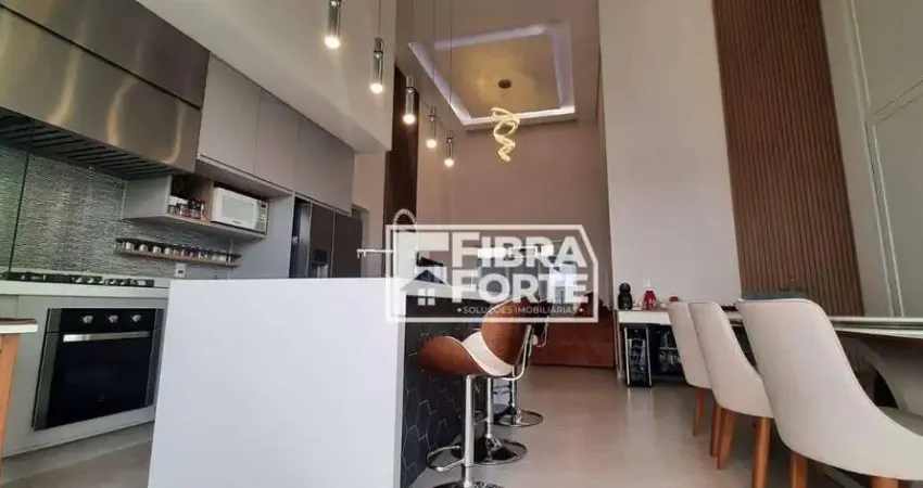 Casa à venda em condomínio em Valinhos, SP.