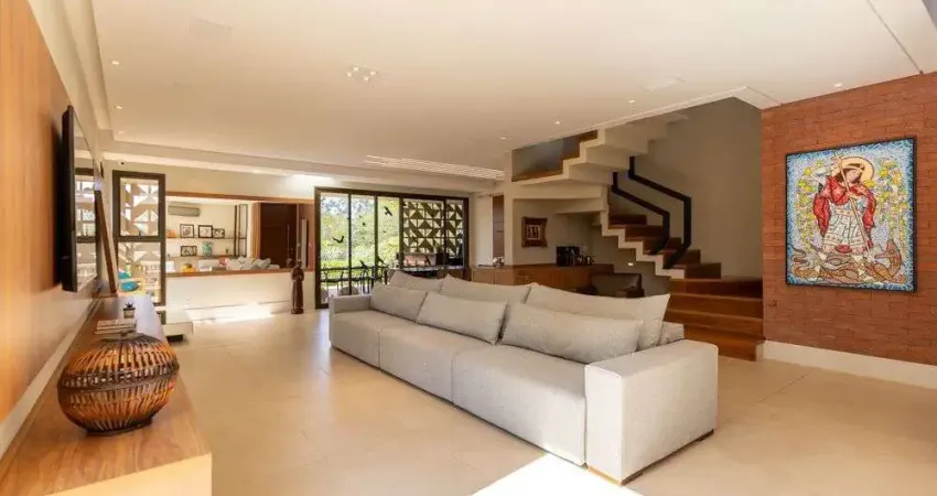 Casas A Venda em Condomínio Fechado 3 Suítes 328m2  4 Vagas e 6 Banheiros Novo Pronta Para Morar Mobiliada Fino Acabamento .