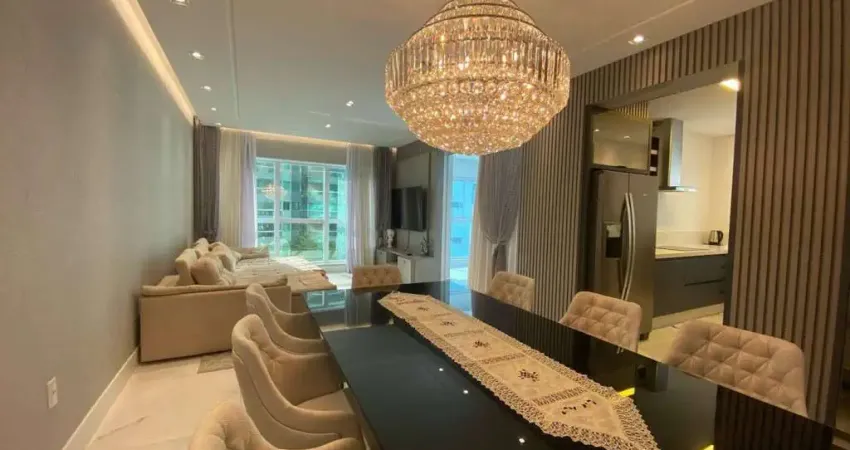 Apartamento mobiliado quadra mar em meia praia com 4 suítes sendo 1 máster + 3 vagas próximo ao píer pagamento facilitado.