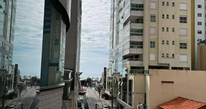 Vendo apartamento com 2 dormitórios sendo 1 suíte + 2 vagas de garagem em meia praia há 200 metros do mar