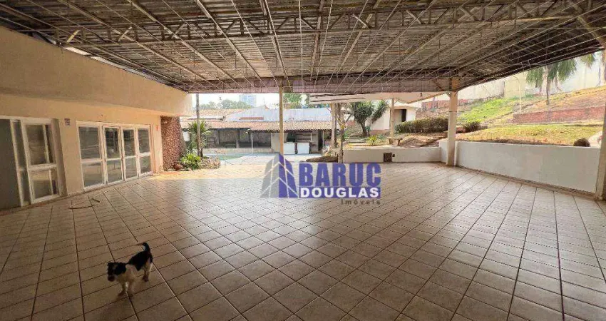 Aluga-se ampla casa comercial no Bairro Santa Rosa, com Ótima localização (casa de esquina) com 3.400m2 de terreno e 1.600m2 de área construída.