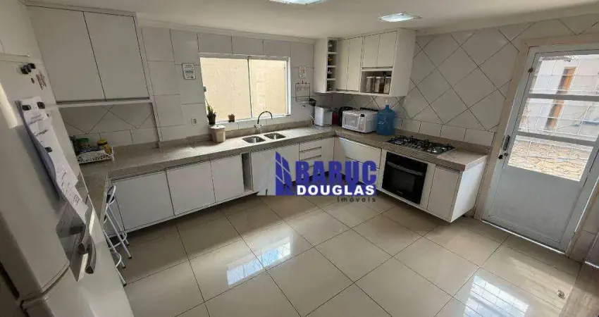 Vende-se ótimo sobrado com 07 quartos sendo 04 suítes, terreno 360m2 e área construída de 346m2, com piscina com cascata.