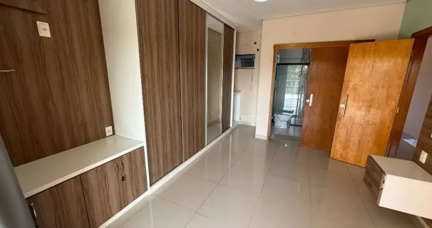 Vende-se ótimo sobrado no tropical ville, com sala de estar e tv, sala de jantar, lavabo, cozinha interna e 04 quartos sendo 02 suítes plenas.