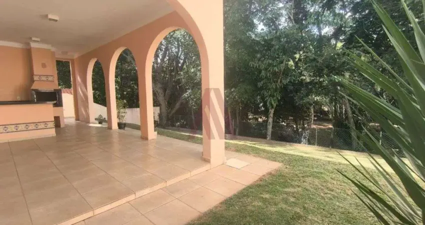 Casa para alugar no condominio paturis – vinhedo/sp, 03 suites • area gourmet • vista para bosque • proximo ao cristo e mosteiro sao bento