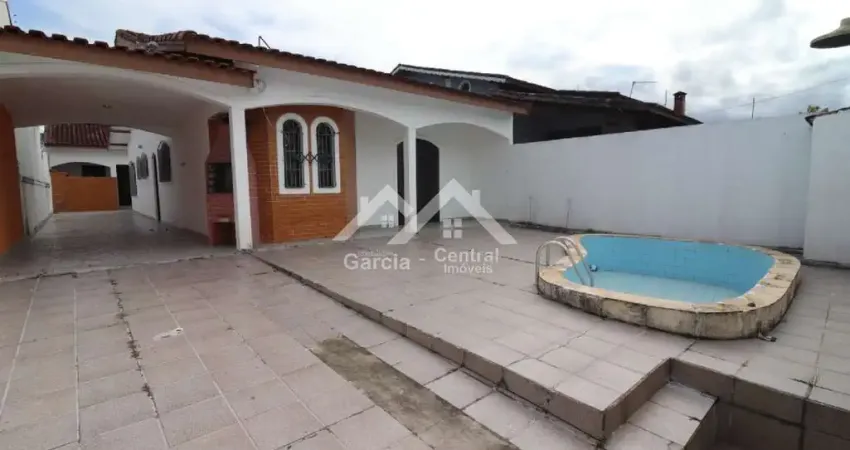 Casa com 3 quartos e piscina em Peruíbe