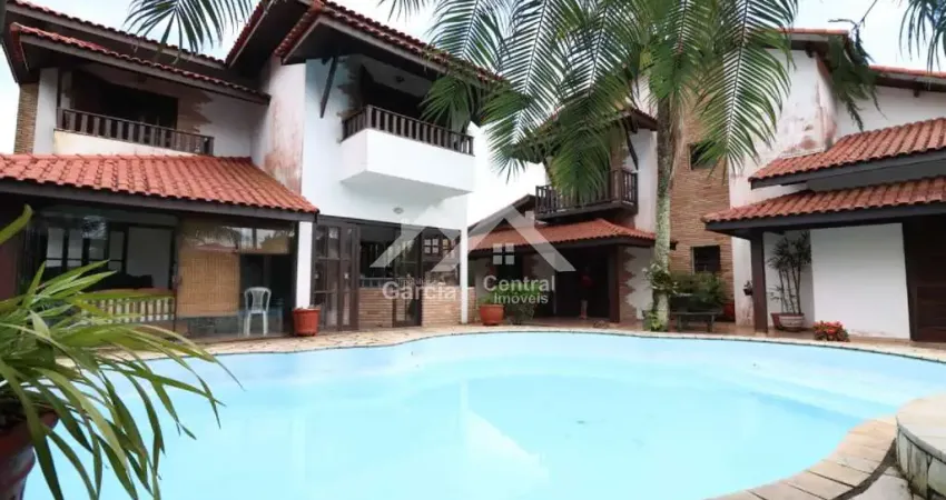 Casa em Peruíbe com 5 quartos, sendo 1 suíte e área de lazer com piscina e churrasqueira