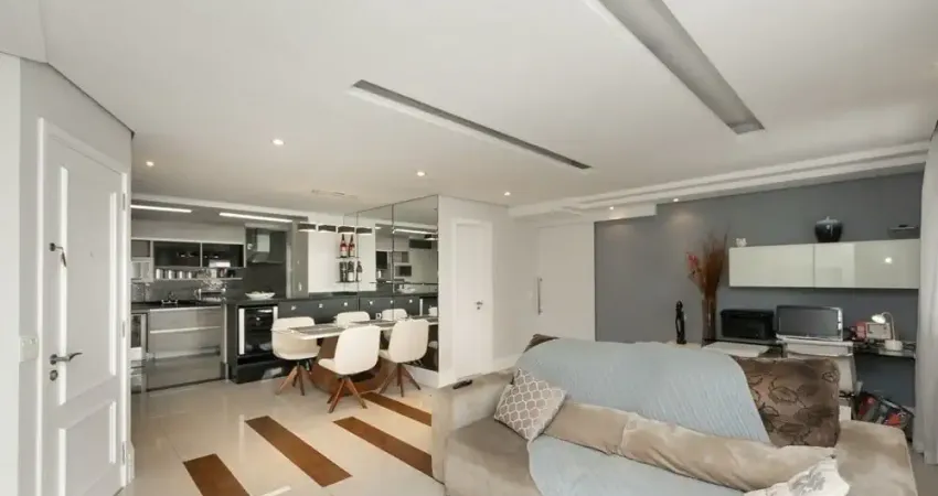 Amplo apartamento, muito bem distribuído em seus 104m², contemplando: sala ampliada para 3 ambientes (podendo reverter para um 3º dormitório), varanda gourmet com churrasqueira a carvão e pia de apoio