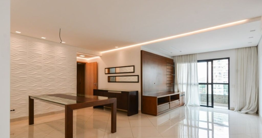 Este amplo apartamento de 138 m² oferece uma sala espaçosa com dois ambientes integrados, além de uma sala de jantar ideal para receber convidados. O ambiente é complementado por um lindo lavabo refor