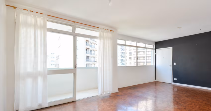 Charmoso apartamento de 107m² em andar alto, localizado no Edifício Lidia. Com uma planta bem distribuída, o imóvel oferece dois dormitórios, ampla sala com sacada, piso de madeira, 3 banheiros e área