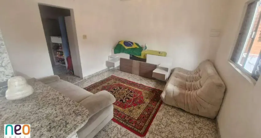 Casa em ótima localização, ponto de ônibus em frente com fácil acesso a linha verde e vermelha do metro.