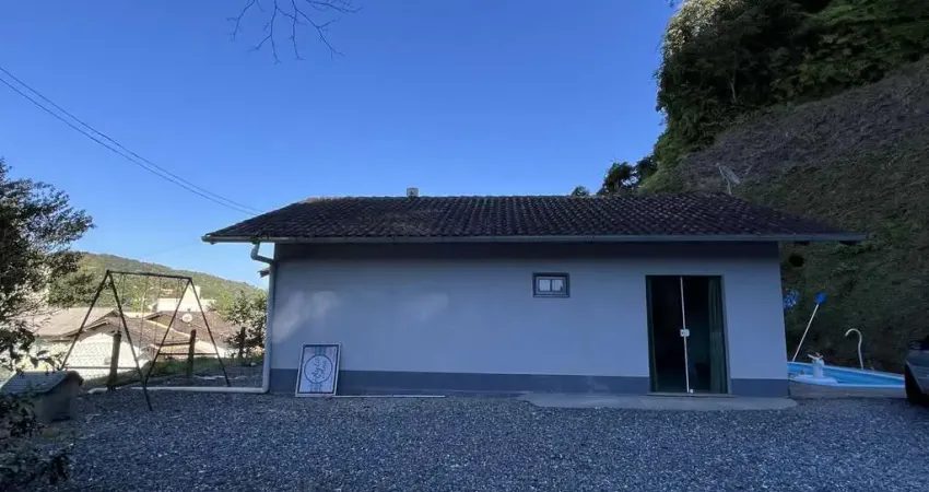 Casa de alvenaria com piscina e área de festa  - próximo ao centro de brusque