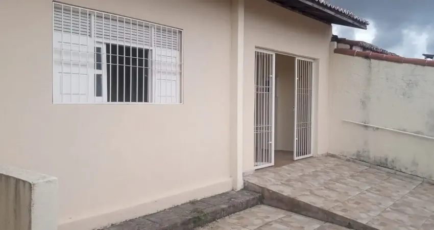 Vendo casa no bairro de Candelária com 3 quartos, lado da sombra