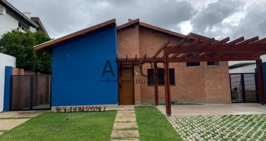 Casa rustica em tijolo macico aparente e janelas de madeira macica. 05 quartos sendo duas suites com armarios embutidos em cedro rosa macico.  sala, cozinha com armarios, lavabo com chuveiro, area de 