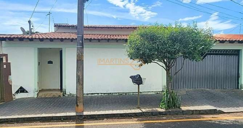 Casa com 3 quartos à venda na Praça Gaioso Neves, Centro, Araguari