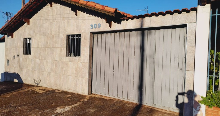 CASA À  VENDA, BEM LOCALIZADA NA VILA PINHEIRO