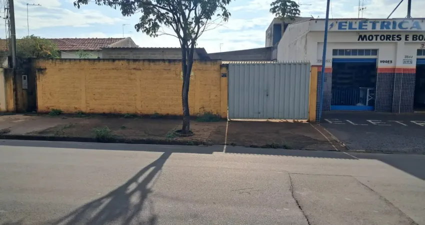 Terreno com 2 barracões, localização privilegiada, ideal para comércio, oficina, entre outros