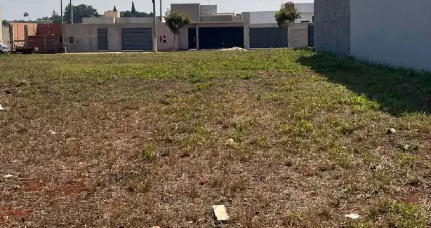 Belo terreno em região que está valorizando cada vez mais, plano, pronto para construir.