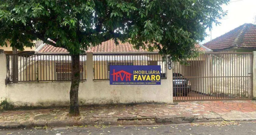 Casarão necessitando de reforma, totalizando seis quartos, sendo dois suites, mais dois wc social (quatro banheiros) sendo: Casa principal, contendo t
