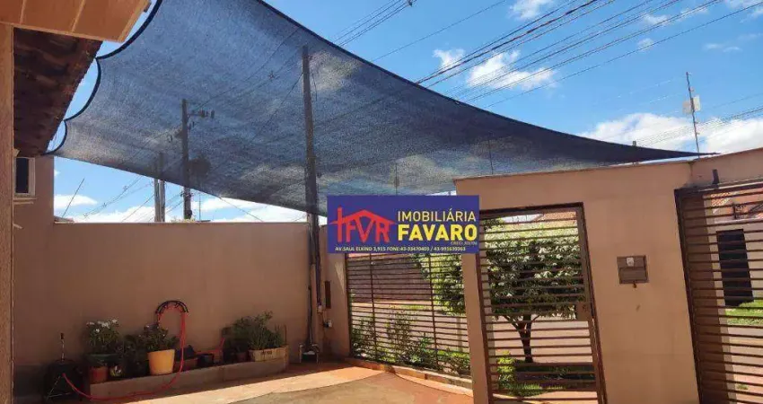 Casa contendo três quartos, sendo um suite, sala, copa, cozinha planejada, área de serviço coberta, área gourmet com churrasqueira, pias e balcões em