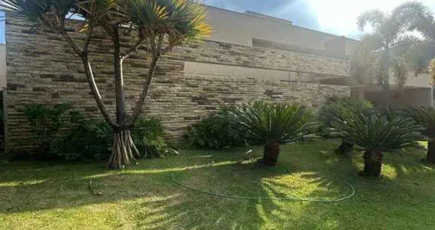 Casa Térrea de Luxo com 5 Suítes, Piscina e Campo de Futebol em Frente à Praça ? 1.039m²