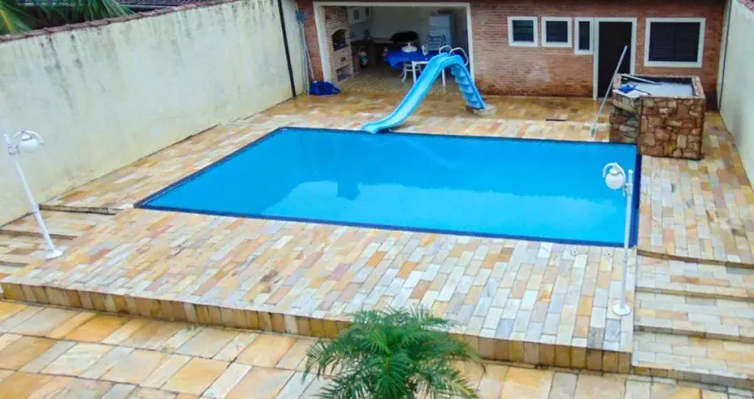 Praia do Guaiúba - Casa com 04 dormitórios - Piscina e churrasqueira - Vaga para 06 automóveis.
