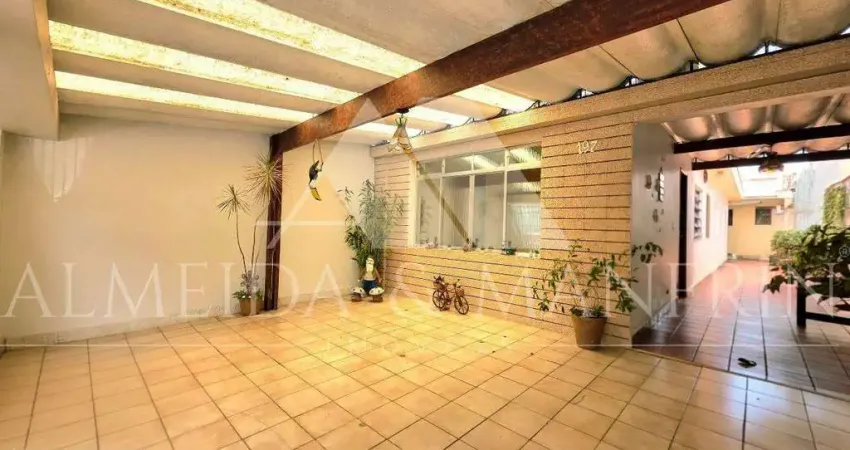 Casa ampla com edícula e garagem para 4 carros — excelente estrutura!