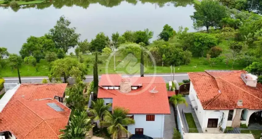 Casa á venda, no tradicional condomínio vista alegre sede de vinhedo, cinco quartos, sendo duas suítes, 520 m2 construidos. codigo: 123165