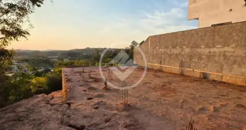 Terreno exclusivo com 480m² e vista permanente e estrutura pronta para construir! codigo: 150431