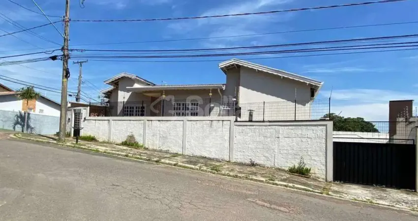 Casa para comprar com três quartos sendo uma suíte no bairro Jardim das Palmeiras na cidade de Valinhos - SP