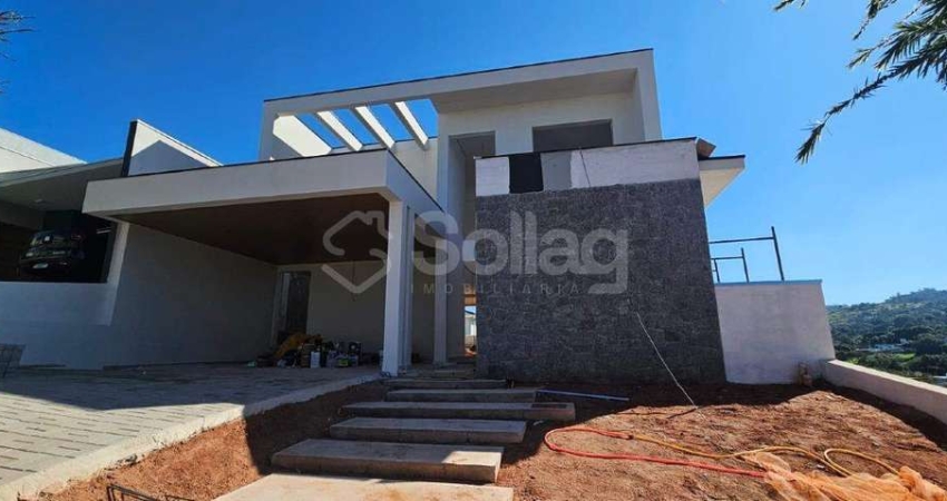 Casa em condomínio para comprar no Condomínio Recanto dos Paturis em Vinhedo, São Paulo.