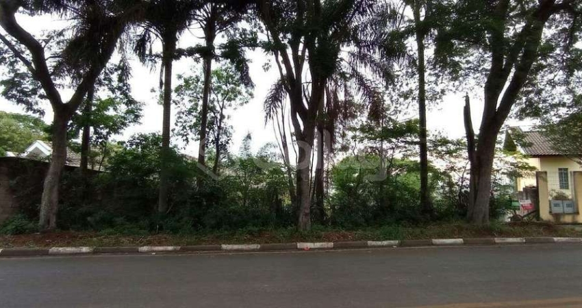 Terreno à venda com 1826 m² sendo 20 metros de frente na cidade de Vinhedo/SP no bairro Jardim Panorama, com leve declive para os fundos.