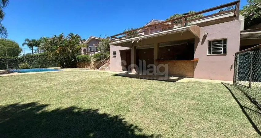 Casa em condomínio à venda térrea com três suítes, piscina e amplo quintal no Condomínio Marambaia em Vinhedo/SP