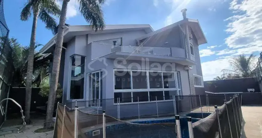 Sobrado recém reformado, novo com três dormitórios, piscina no Condomínio Recanto dos Paturis em Vinhedo.