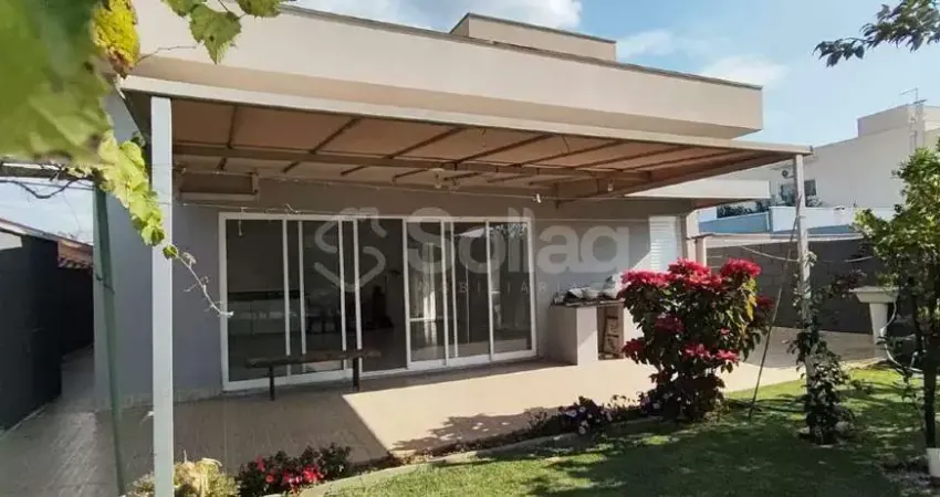 Casa térrea em Condomínio para locação com 3 quartos sendo 1 suíte.