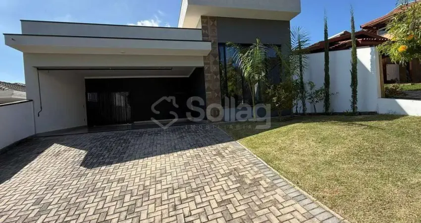 Casa térrea à venda com três dormitórios, amplo quintal , cinco vagas cobertas no condomínio picollo villagio em louveira.