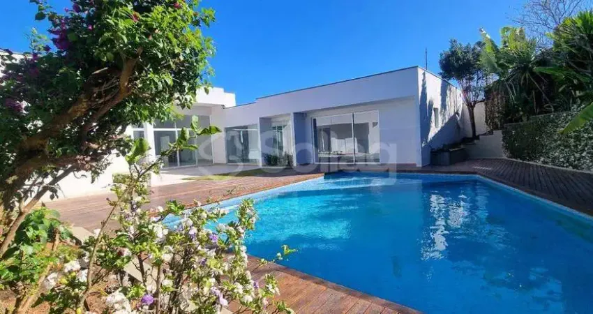 Casa térrea alto padrão à venda com cinco suítes, piscina e vista para área verde no condomínio maison blanche em valinhos são paulo.