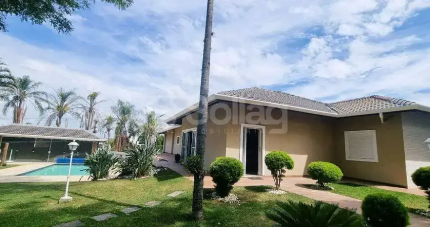 Casa térrea, com amplo terreno, 3 dormitórios, escritório, garagem para 7 carros no condomínio vista alegre sede em vinhedo.