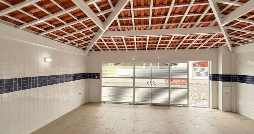 Casa nova com fino acabamento – 300 metros da praia!