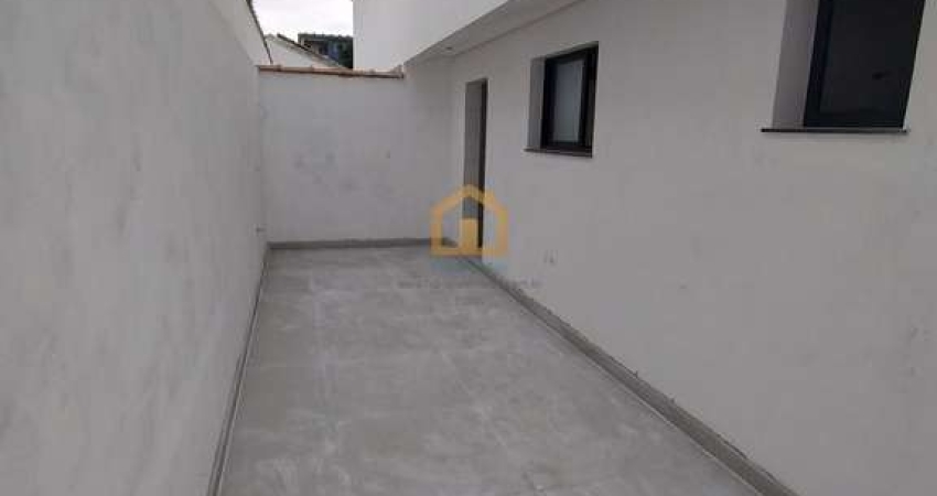 Sobrado com 3 Dormitórios, Quintal e 2 Vagas de Garagem.