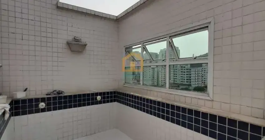 Apartamento Cobertura Duplex, 3 dormitórios amplos, sendo 1 suíte com closet.