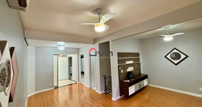 Sobrado em condomínio fechado no bairro tubalina, com 03 quartos e varanda gourmet.